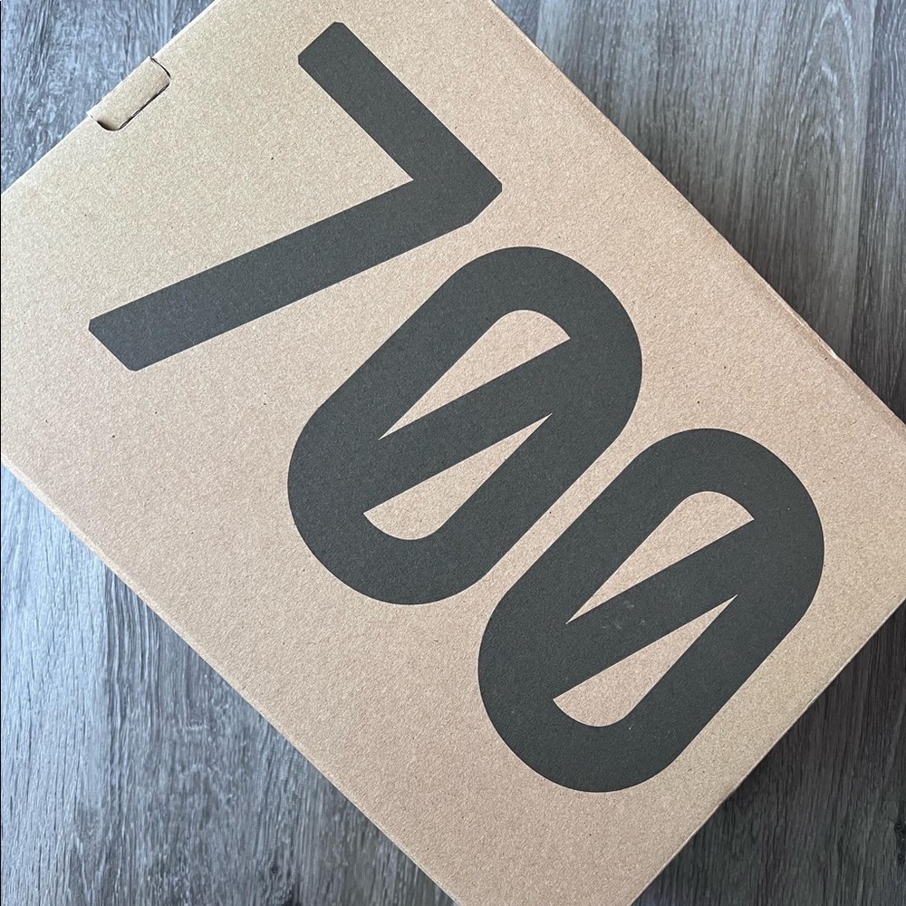 🏷 Yeezy 700 V3 🔆